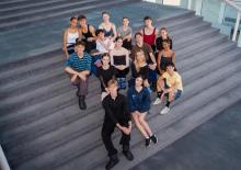 Groepsfoto van de dansers van de Junior Company in het seizoen 2025-2026