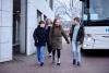 Leerlingen komen aan bij het theater